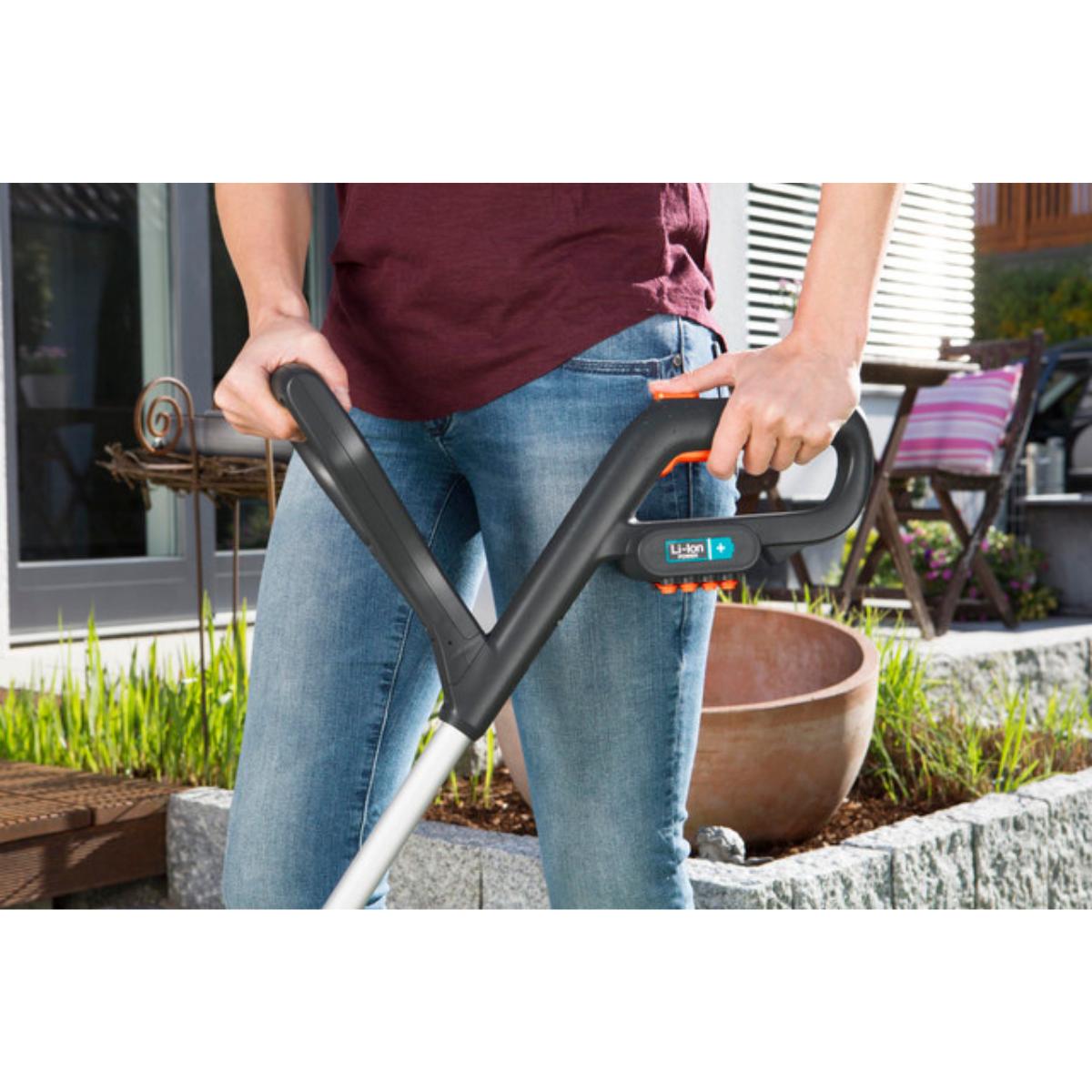 Aparador de relva Gardena SmallCut Li23R a pilhas