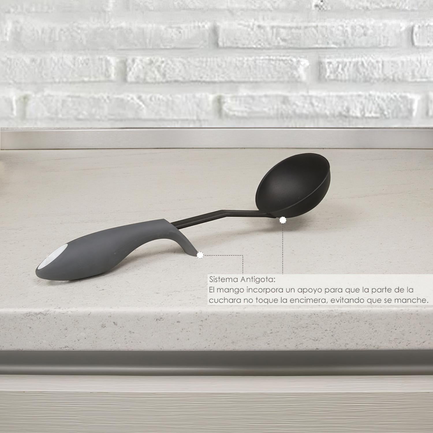 Cucharon Servir Cocina Nylon Con Mango Antigotas Engomado 32 X 9,8 Cm.