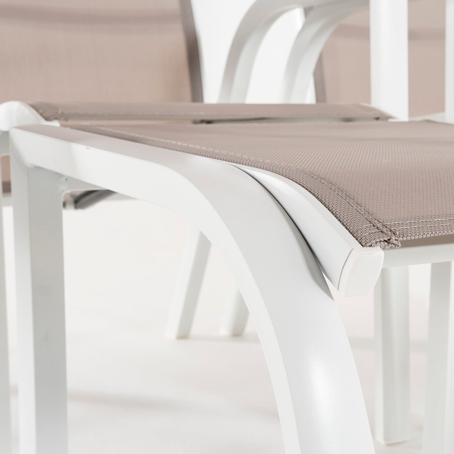Conjunto De Terraza, 2 Sillones Reclinables + 2 Reposapiés + 1 Mesita Auxiliar, Aluminio Reforzado Blanco Y Textilene 2x2 Taupé_3