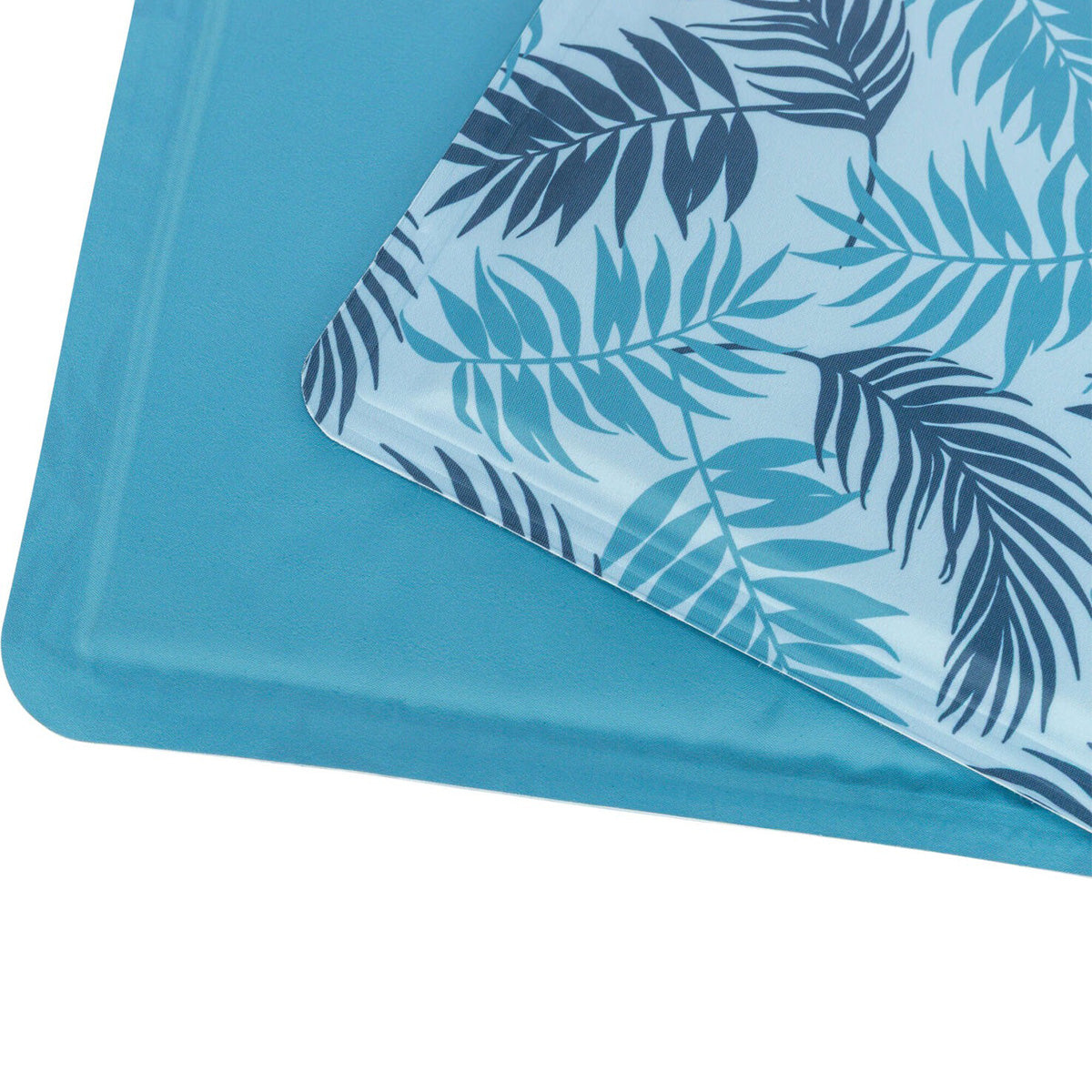 Alfombrilla refrigerante con estampado de hojas, 40 × 30 cm, azul claro.