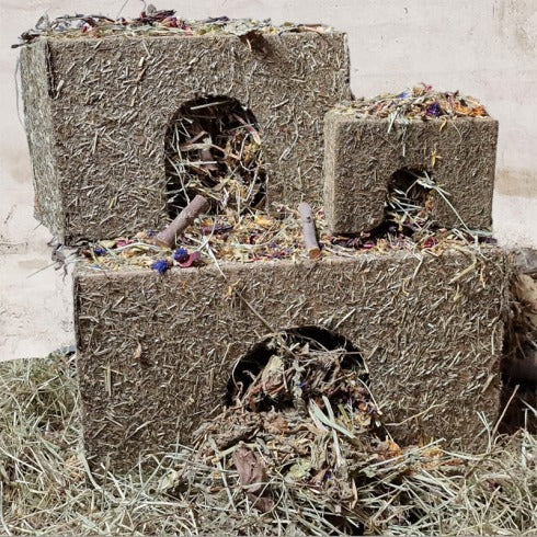 Pequena cabana de snacks Ribero cheia de feno para coelhos e roedores