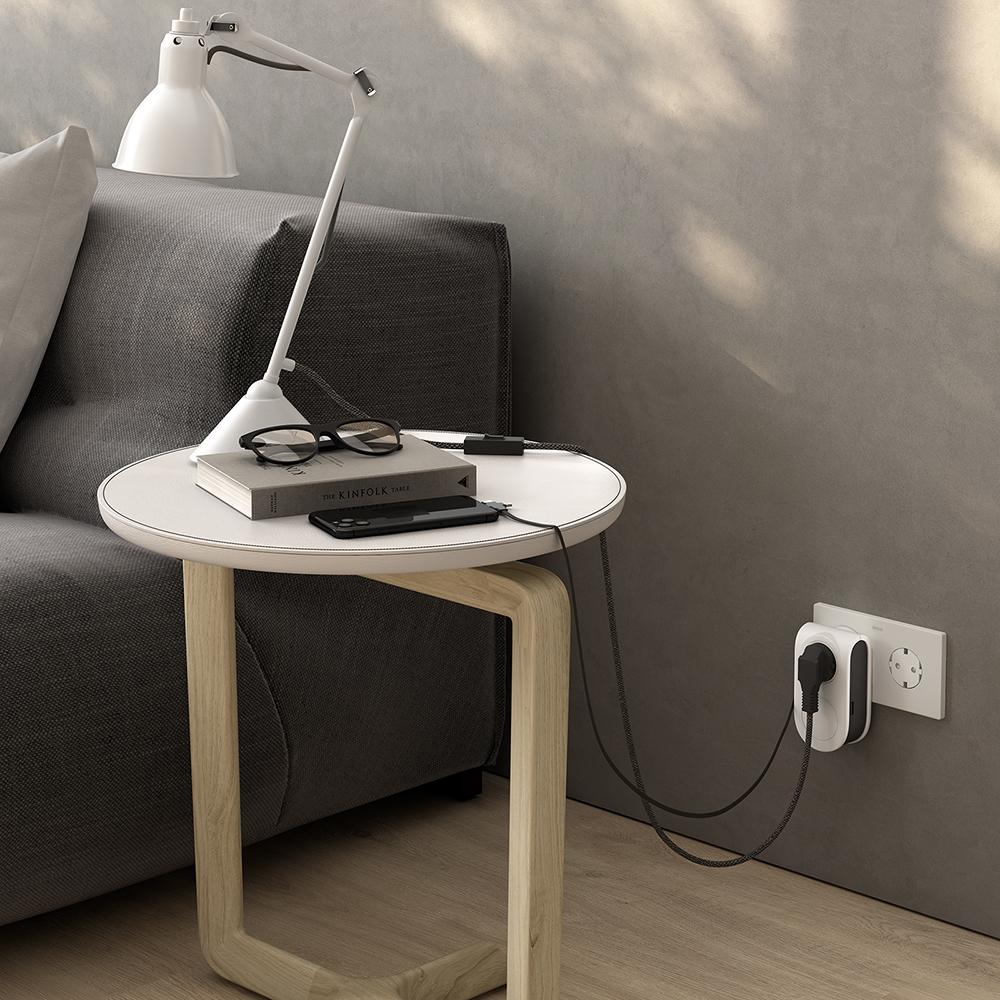 Adaptador com 3 pinos USB e um cabo roll-up + 1 porta USB A + 1 tomada 16A Simon