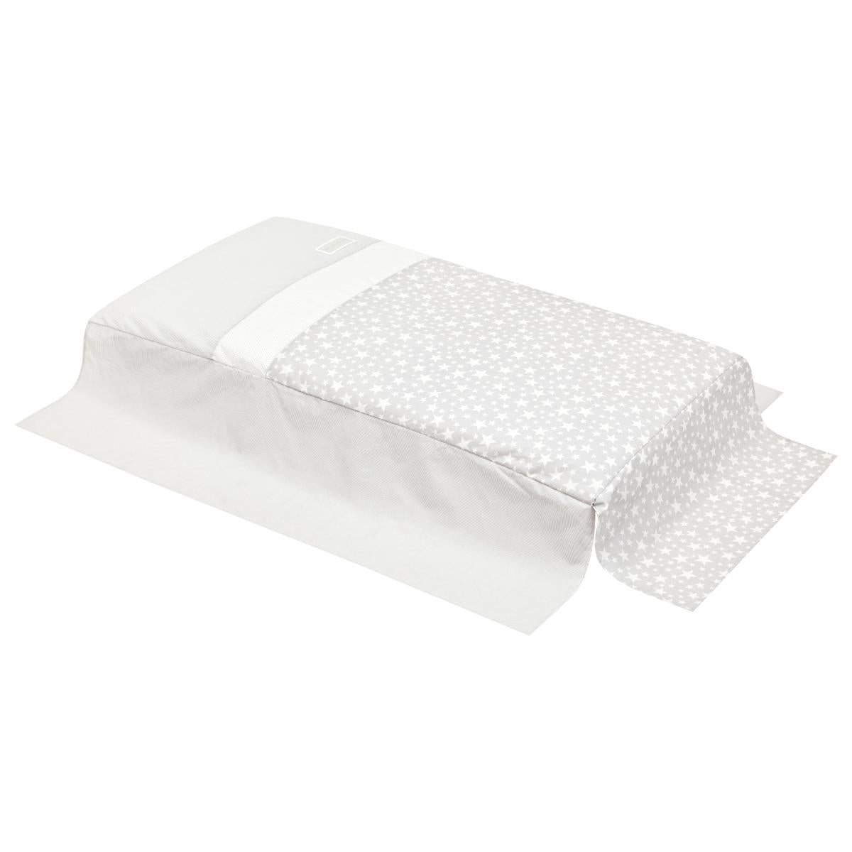 Edredão e protetor de berço com estampado de estrelas da Cambrass 70x140 cm.