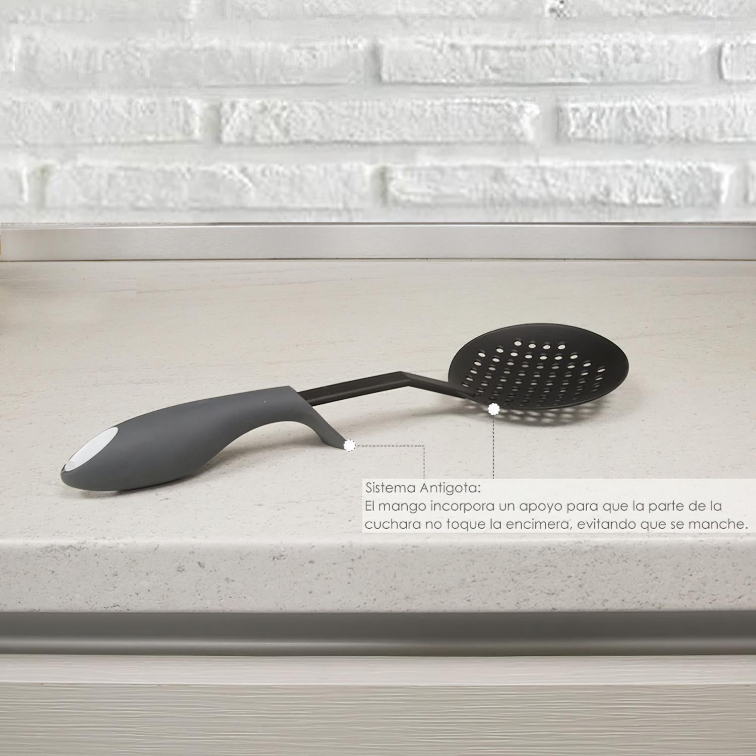 Espumadera Cocina Nylon Con Mango Antigotas Engomado 35 X 11,7 Cm.