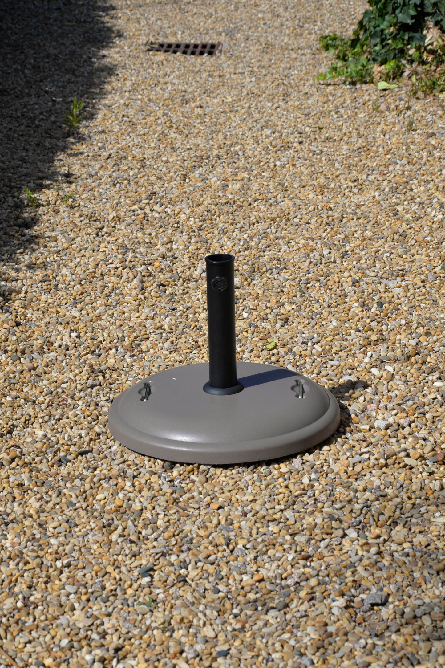 Pie De Sombrilla Redondo De Hormigón 25kg Taupe Con 1 Tornillo + 1 Adaptador De Plástico + Asas Incluidas 50x7cm - Mobiliario De Jardín_2