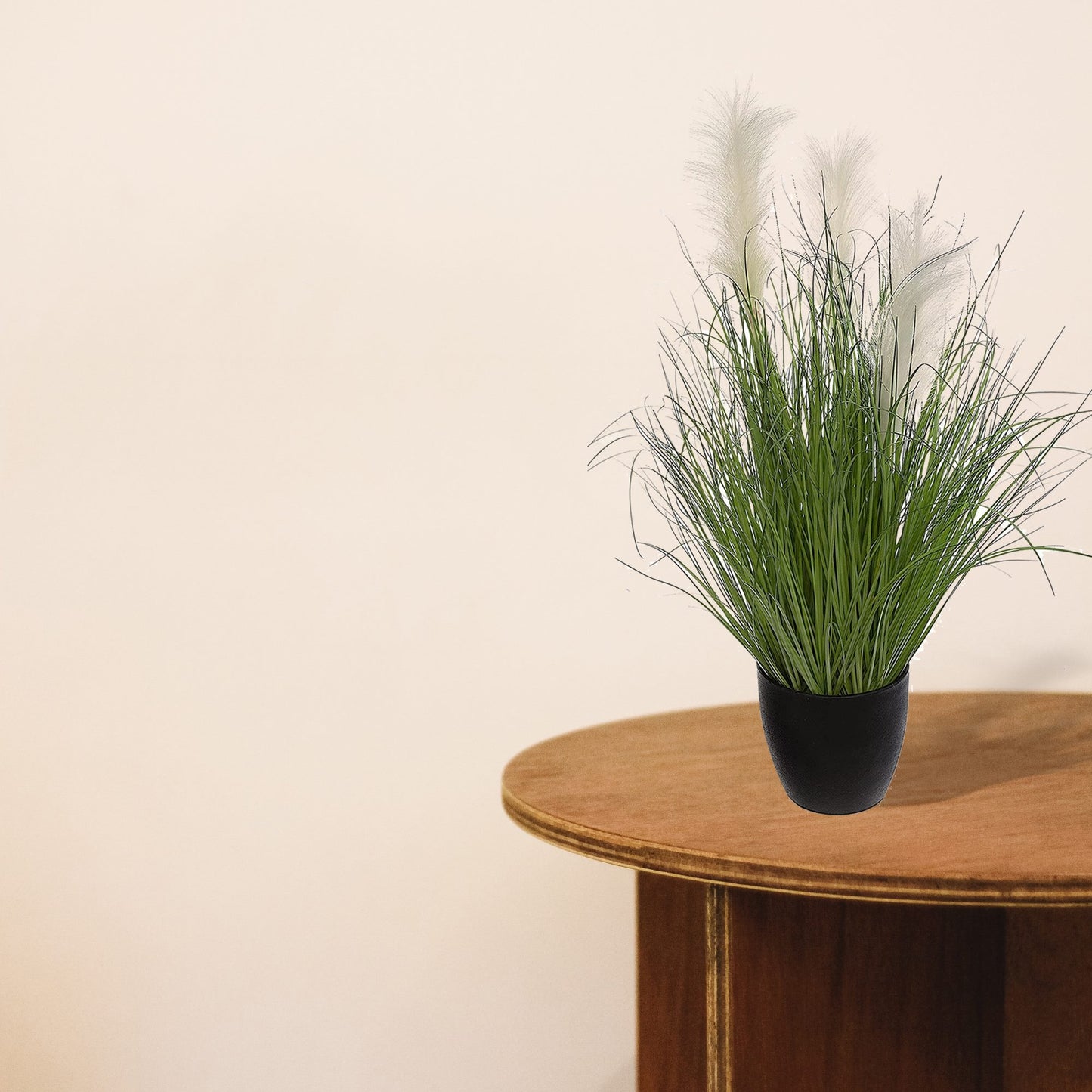 Ramo De Hierba En Maceta De Plástico