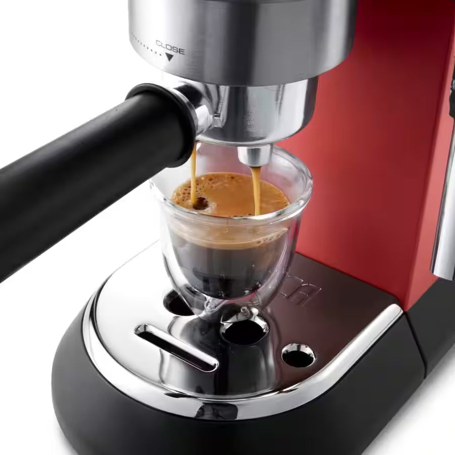 Máquina de café expresso e cappuccino manual Delonghi Dedica Style EC685.R vermelha