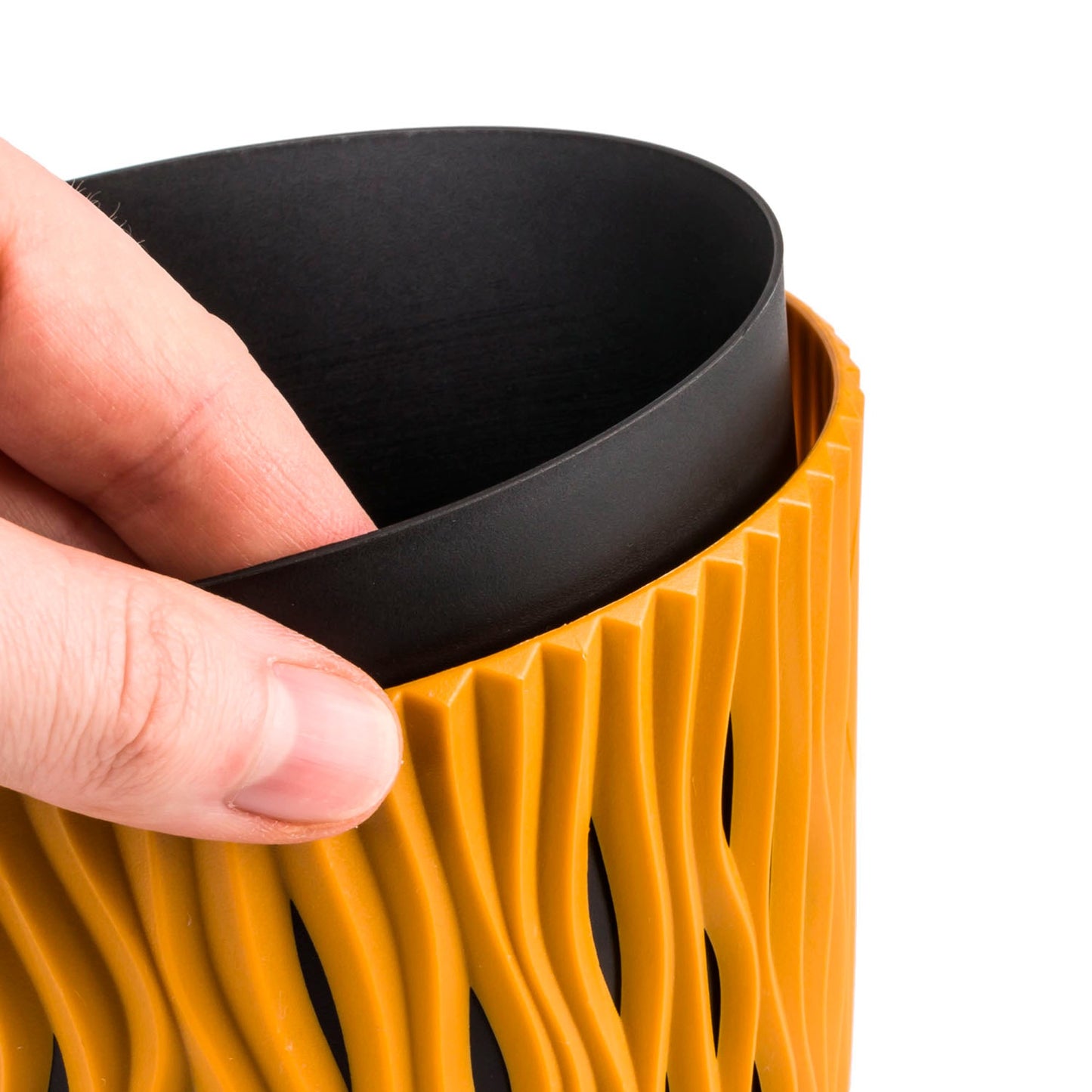 2x Maceta Redonda De Plastico Sandy Round En Color Mostaza 15,8 (largo) X 15,8 (ancho) X 13,8 (alto) Cm