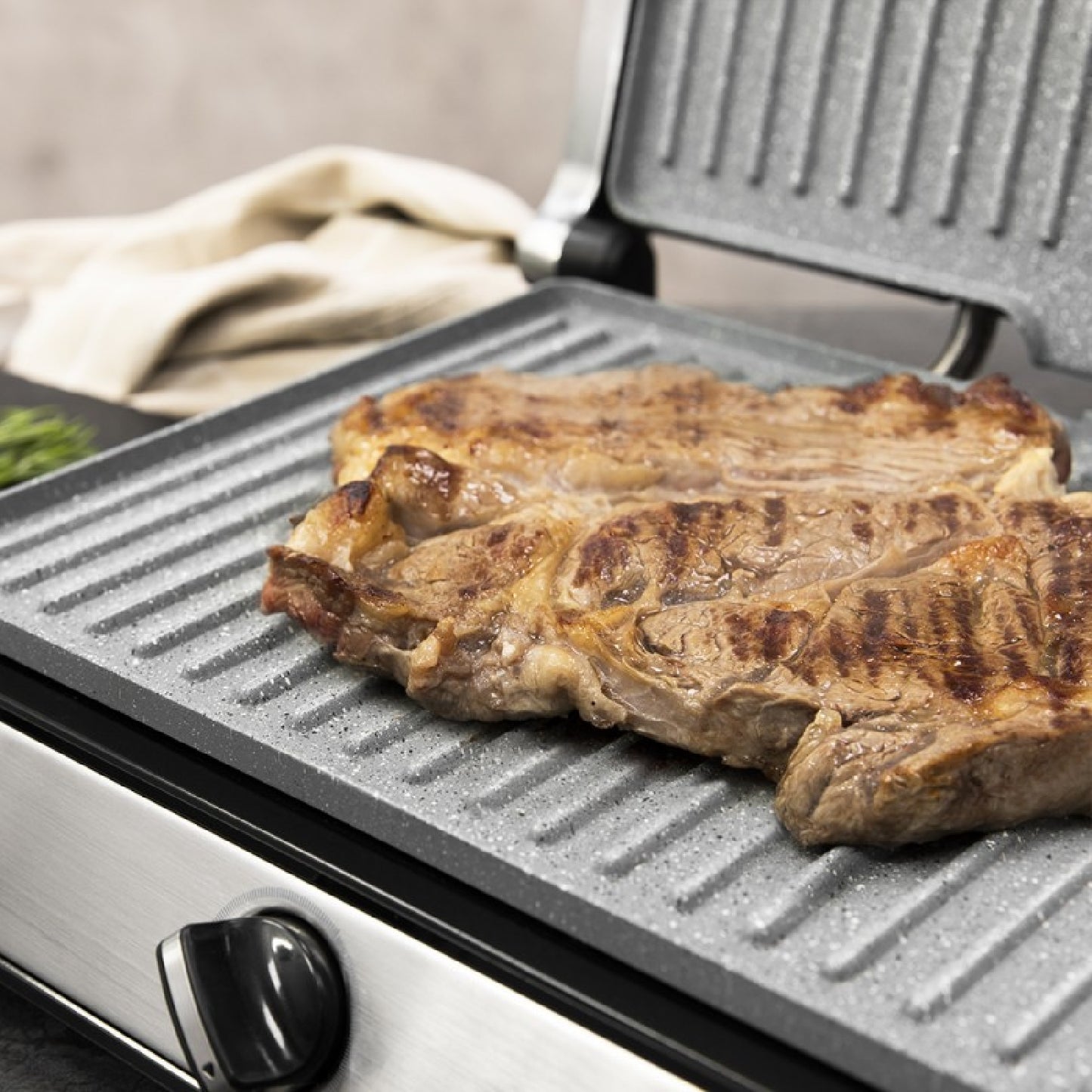 Parrilla Eléctrica Rock?ngrill 2400 Ultrarapid De 2400w De Potencia, Revestimiento De Piedra Rockstone, Apertura De 180º Y Placa Superior Flotante._1