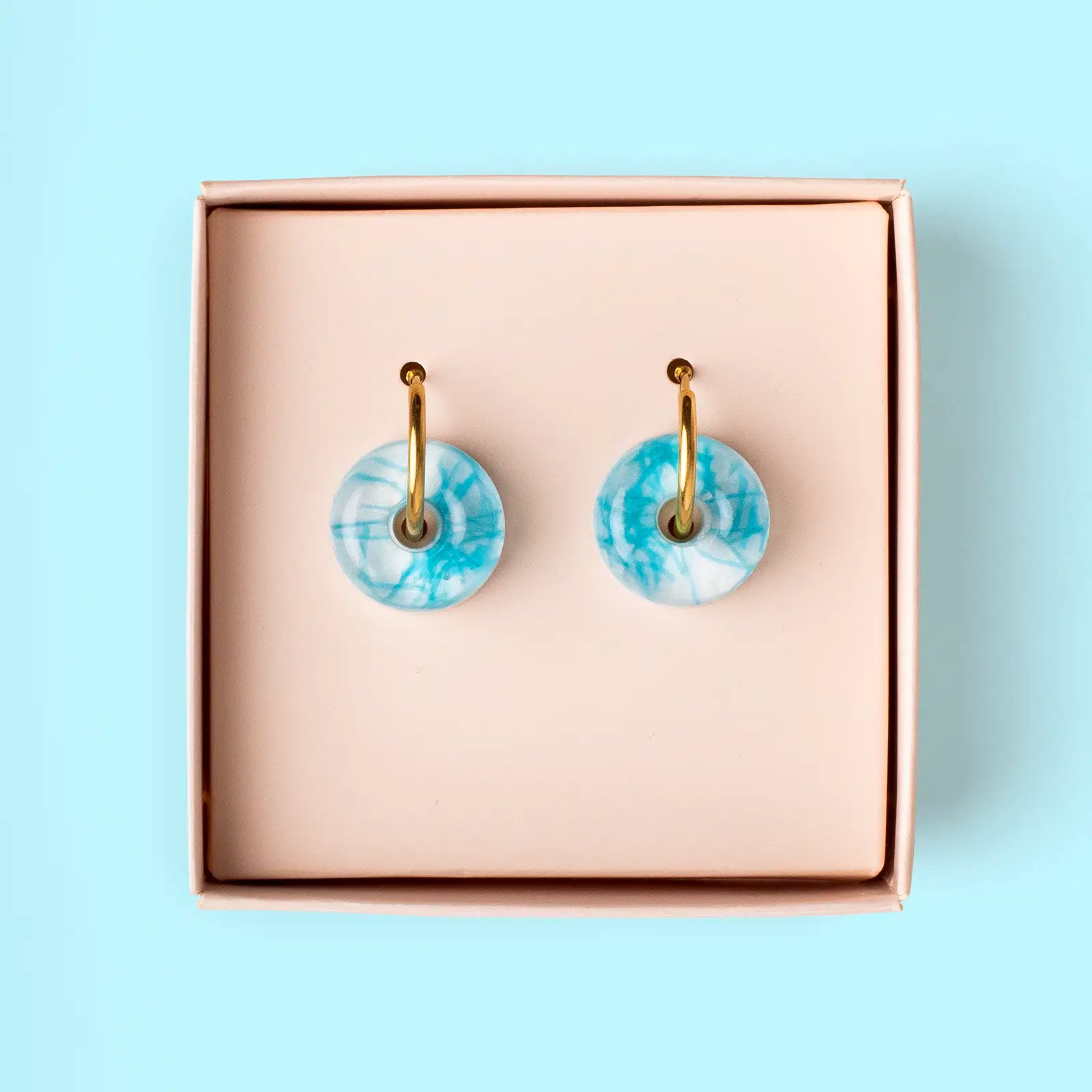 Pendientes de Aro Rodas – Vidrio de Mar y Microplástico Reciclado de Galicia - Nature Vibes_1