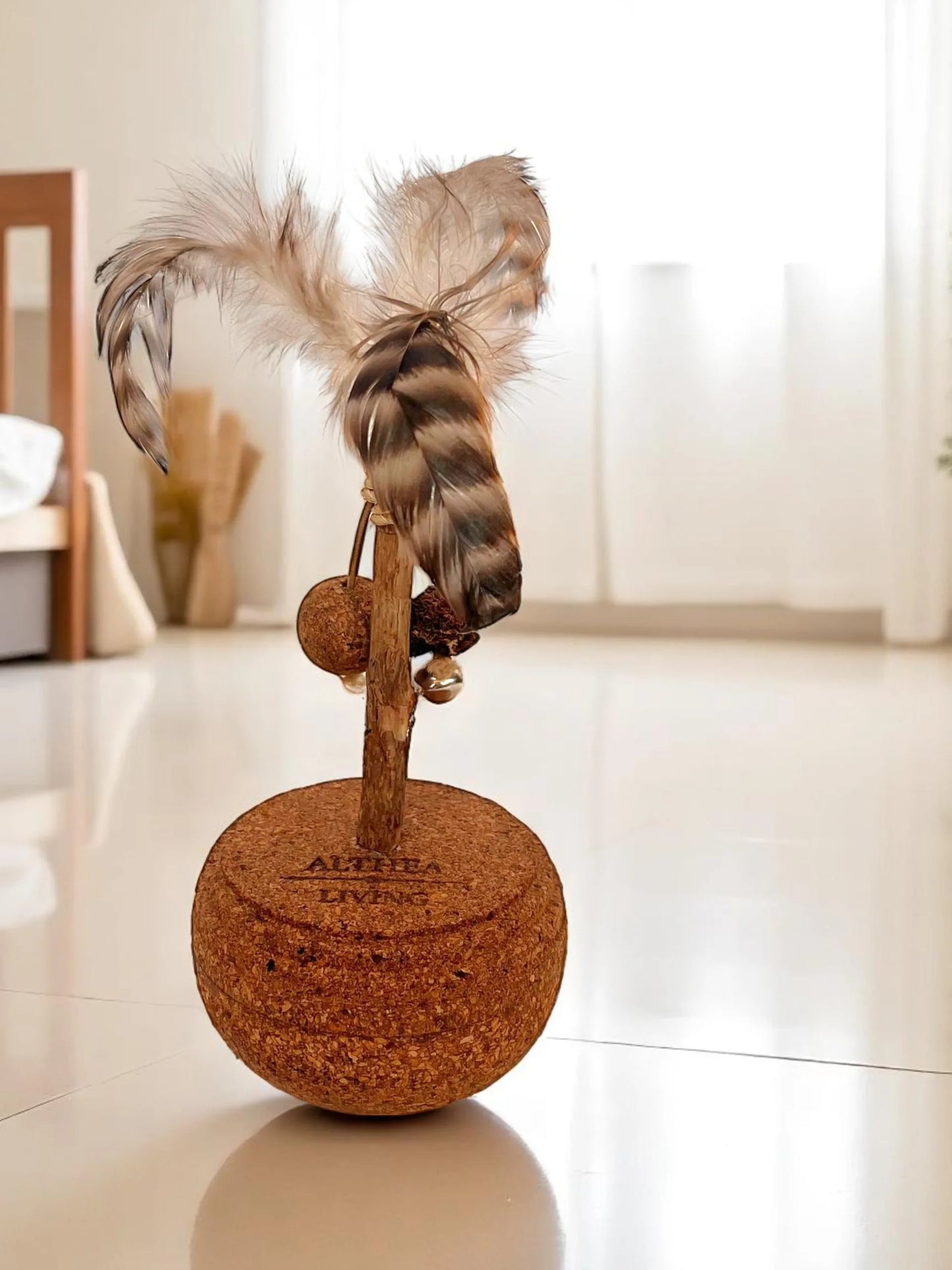 Juguete De Corcho Para Gatos Vela Con Base Oscilante Y Plumas Naturales Althea Living 20x9.5x9.5cm_5