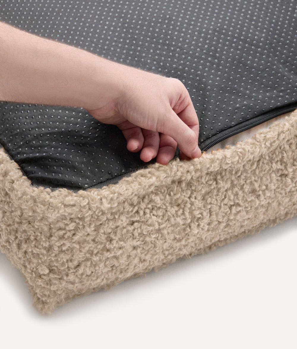 Cafide Cama De Material Reciclado Para Perro Con Tejido Estilo Borreguito Beige. Modelo Cuadra._3