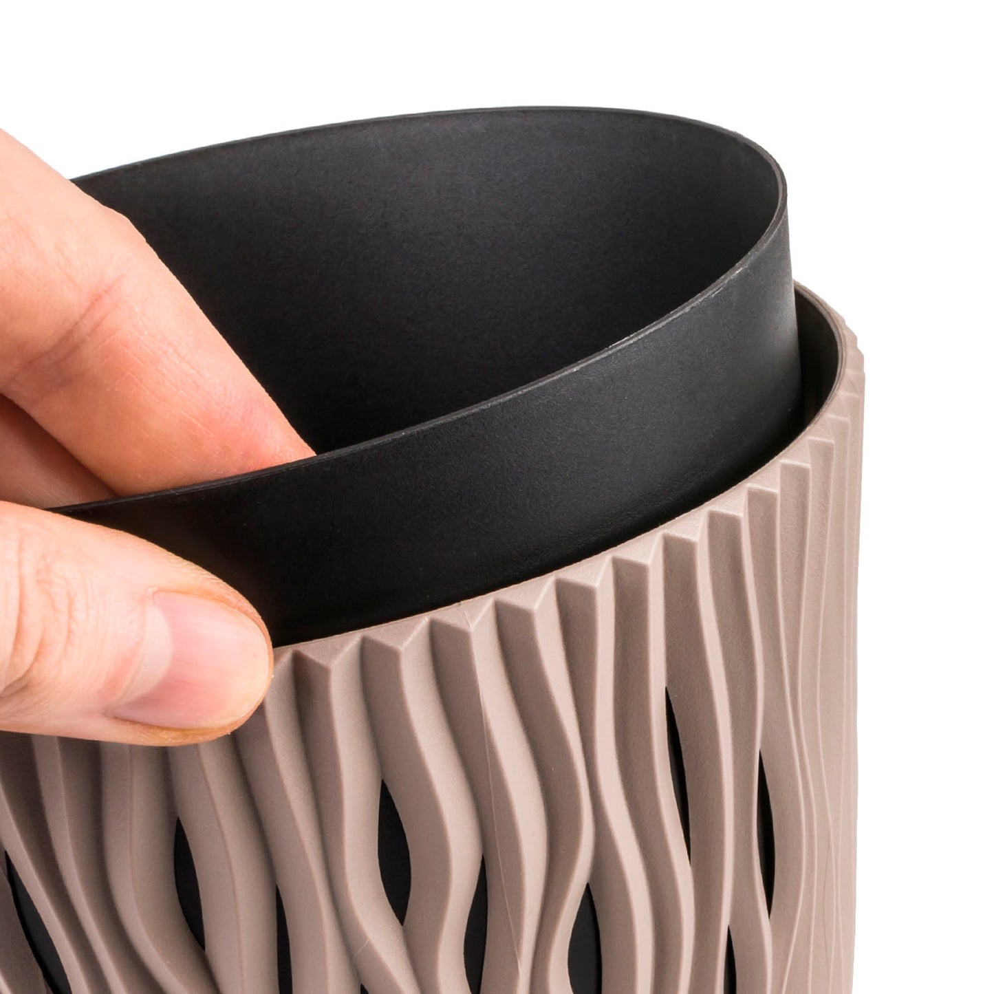 Maceta Redonda De Plastico Sandy Round En Color Mocca 15,8 (largo) X 15,8 (ancho) X 13,8 (alto) Cm