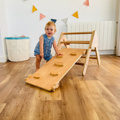 Triángulo De Aprendizaje Pequeño Pikler Plegable Madera + Rampa Listones. Med: 60 X 50 X 55 Cm.tremrl0005. Woodgo.
