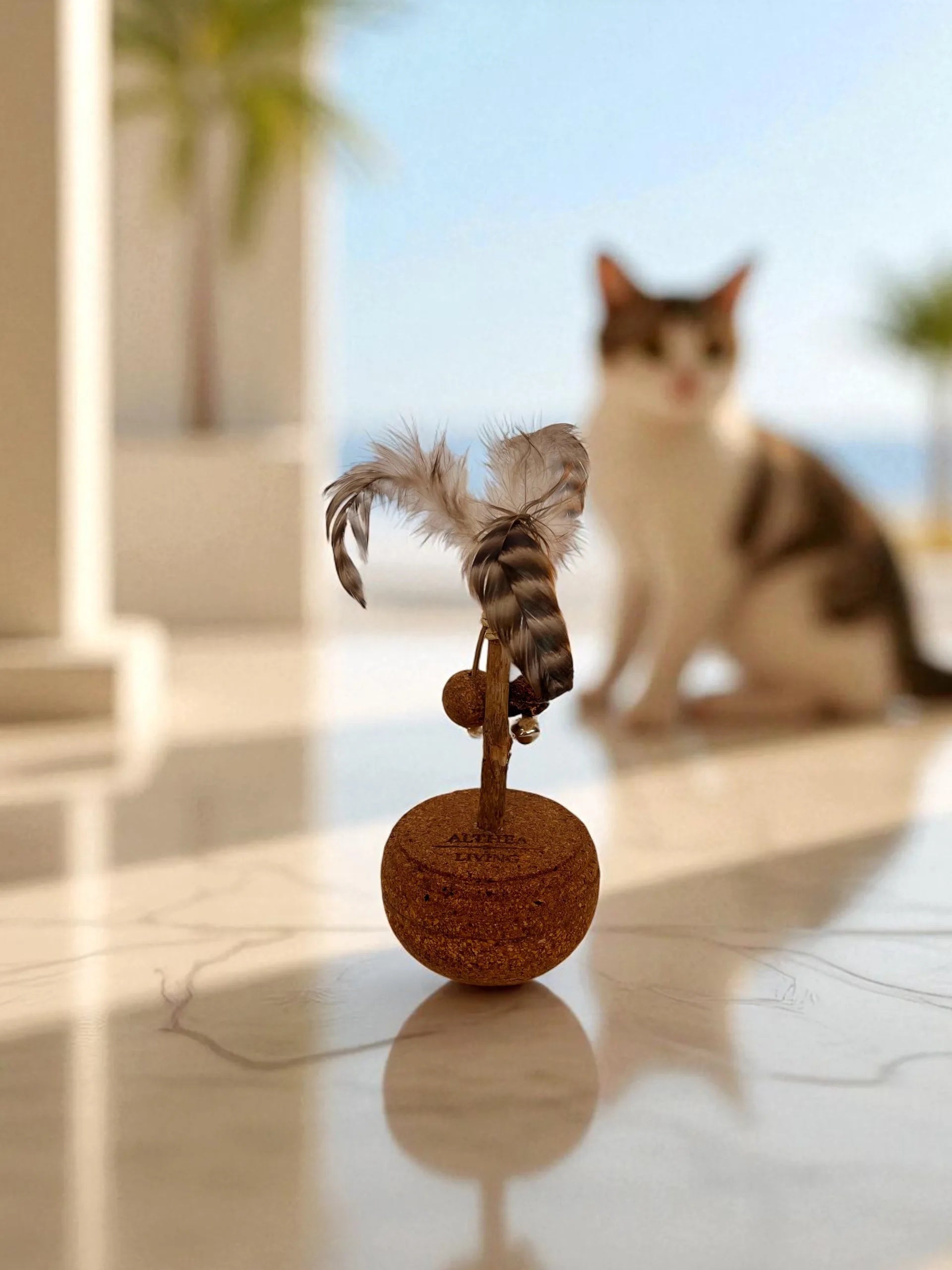 Juguete De Corcho Para Gatos Vela Con Base Oscilante Y Plumas Naturales Althea Living 20x9.5x9.5cm_2