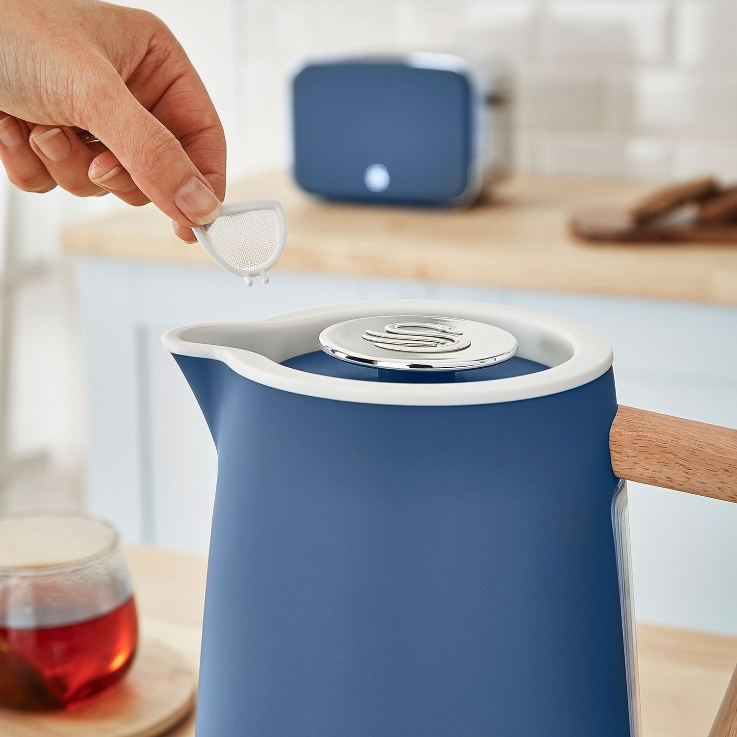 Swan Nordic Hervidor Agua Eléctrico Ultra Rápido, 1,7 L, Sin Bpa, Resistencia Oculta, Inalámbrico, Sk14610bluneu, Azul_3