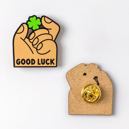 Pin Good Luck - Accesorio Moderno y Original para Chaquetas, Mochilas y Bolsos - Nature Vibes_1