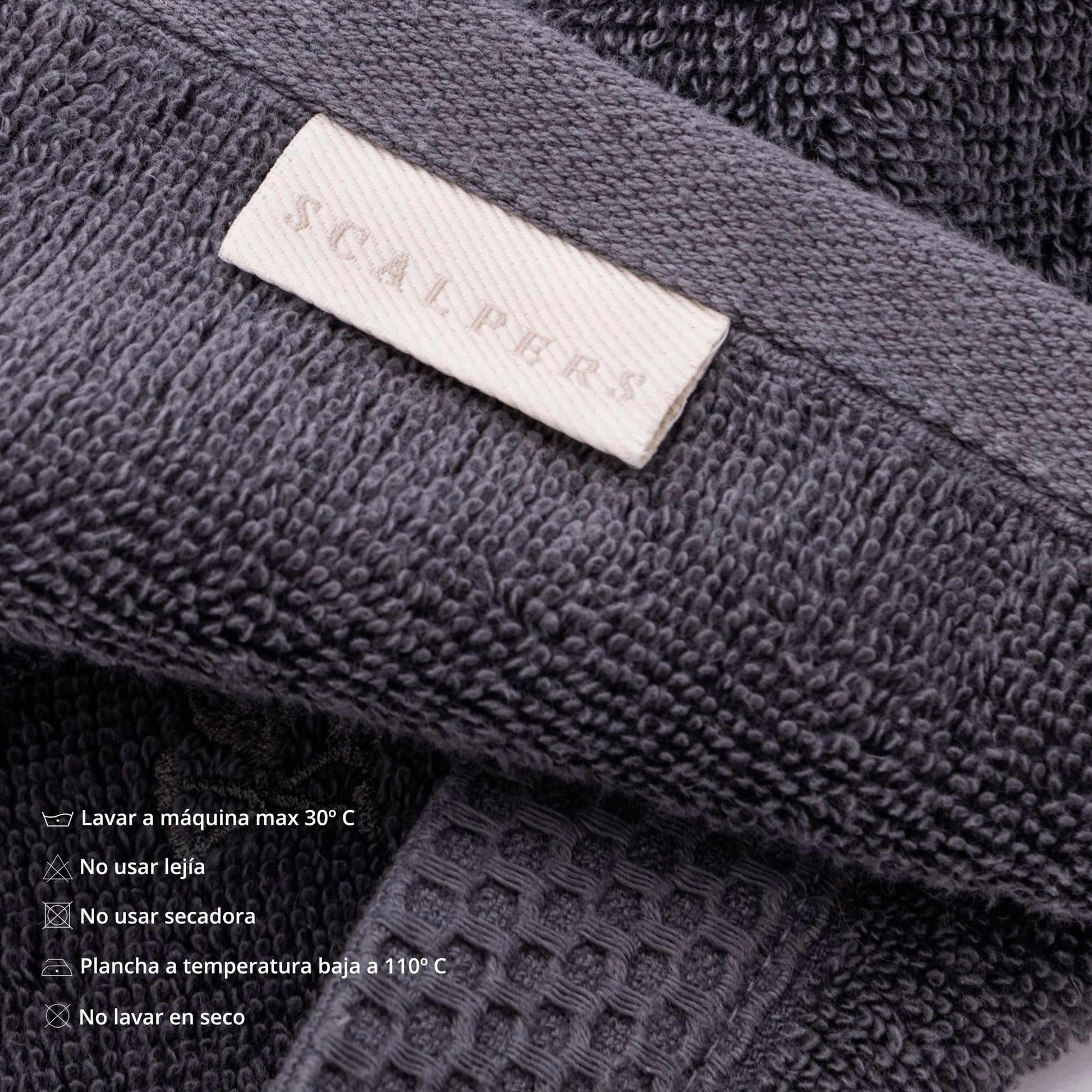 Toalla De Baño 90x150cm 100% Algodón 550gsm Gris Oscuro Logo Bordado Scalpers Home_3