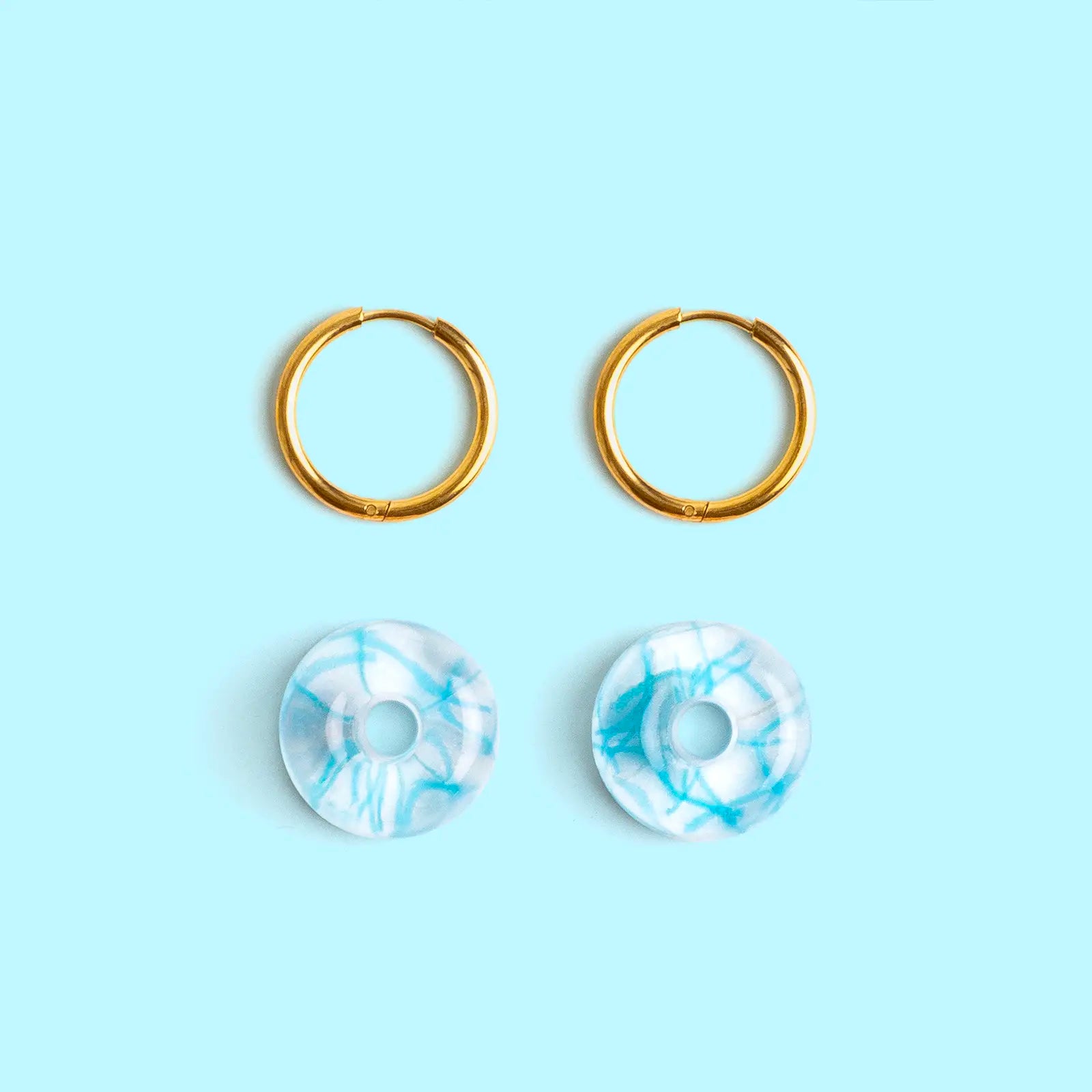 Pendientes de Aro Rodas – Vidrio de Mar y Microplástico Reciclado de Galicia - Nature Vibes_2