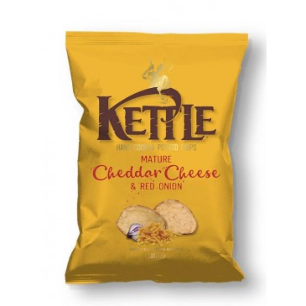 Batata chips Kettle com sabor a queijo cheddar curado e cebola roxa, 130g