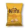 Batata chips Kettle com sabor a queijo cheddar curado e cebola roxa, 130g