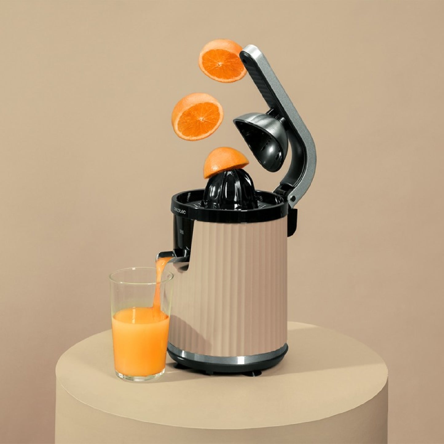Exprimidor Eléctrico De Brazo Para Naranjas Y Cítricos Xqueeze Retrojuice 600 Beige. 600w, Estilo Retro, Filtro De Acero Inoxidable, Cono De Plástic_3