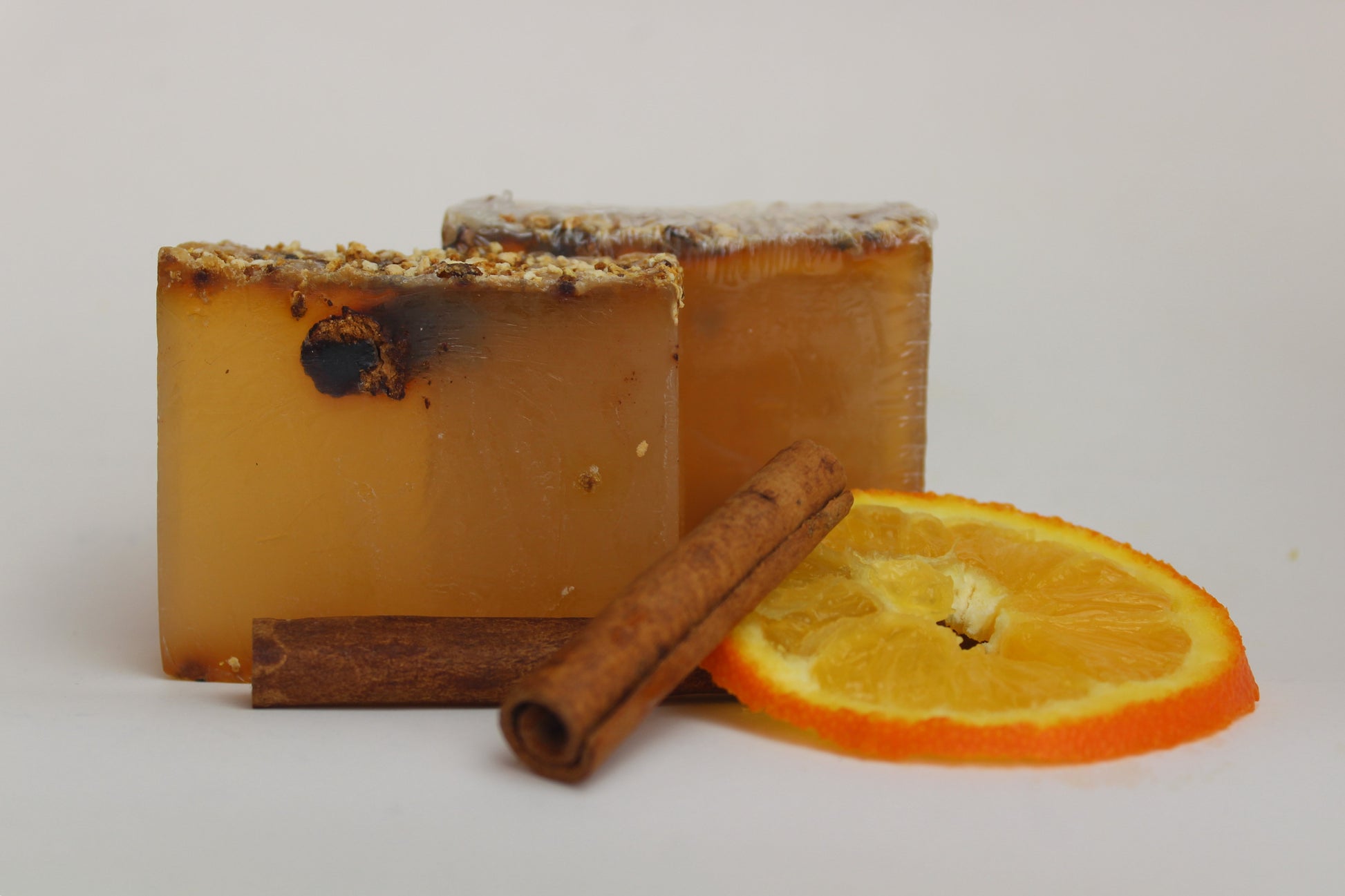 Sabonete natural de glicerina Planeta Huerto com canela e casca de laranja 100 g