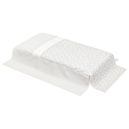 Edredão e protetor de berço com estampado de estrelas da Cambrass 70x140 cm.
