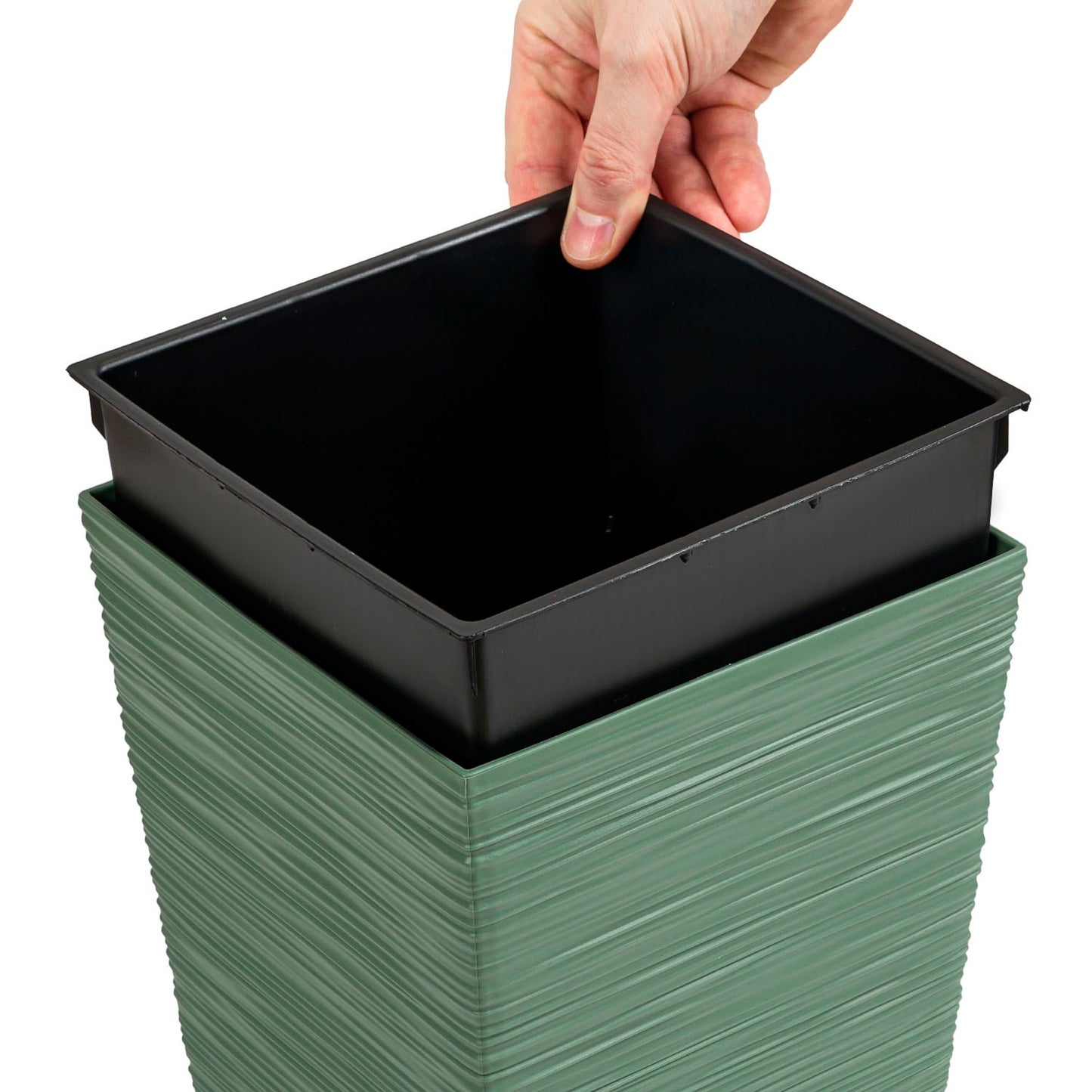 Macetero Color Verde Tierra, Con Depósito, Colección Furu, De 26,5 X 26,5 X 50 Cm, Capacidad De 11 L.