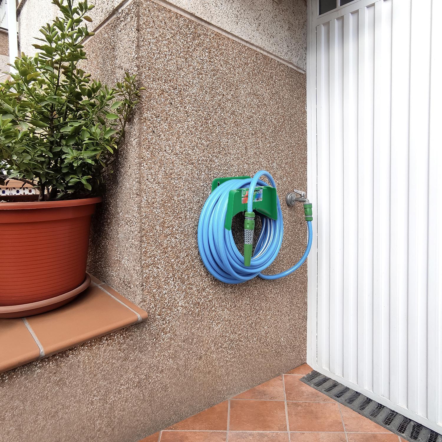 Soporte Para Mangueras De Jardín. Fijación A La  Pared. Realizado En Plastico