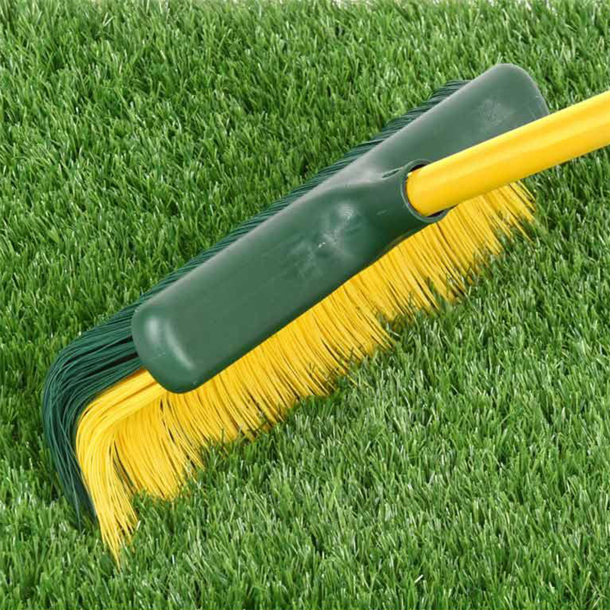 Cepillo para barrer y peinar césped artificial con mango extensible Faura