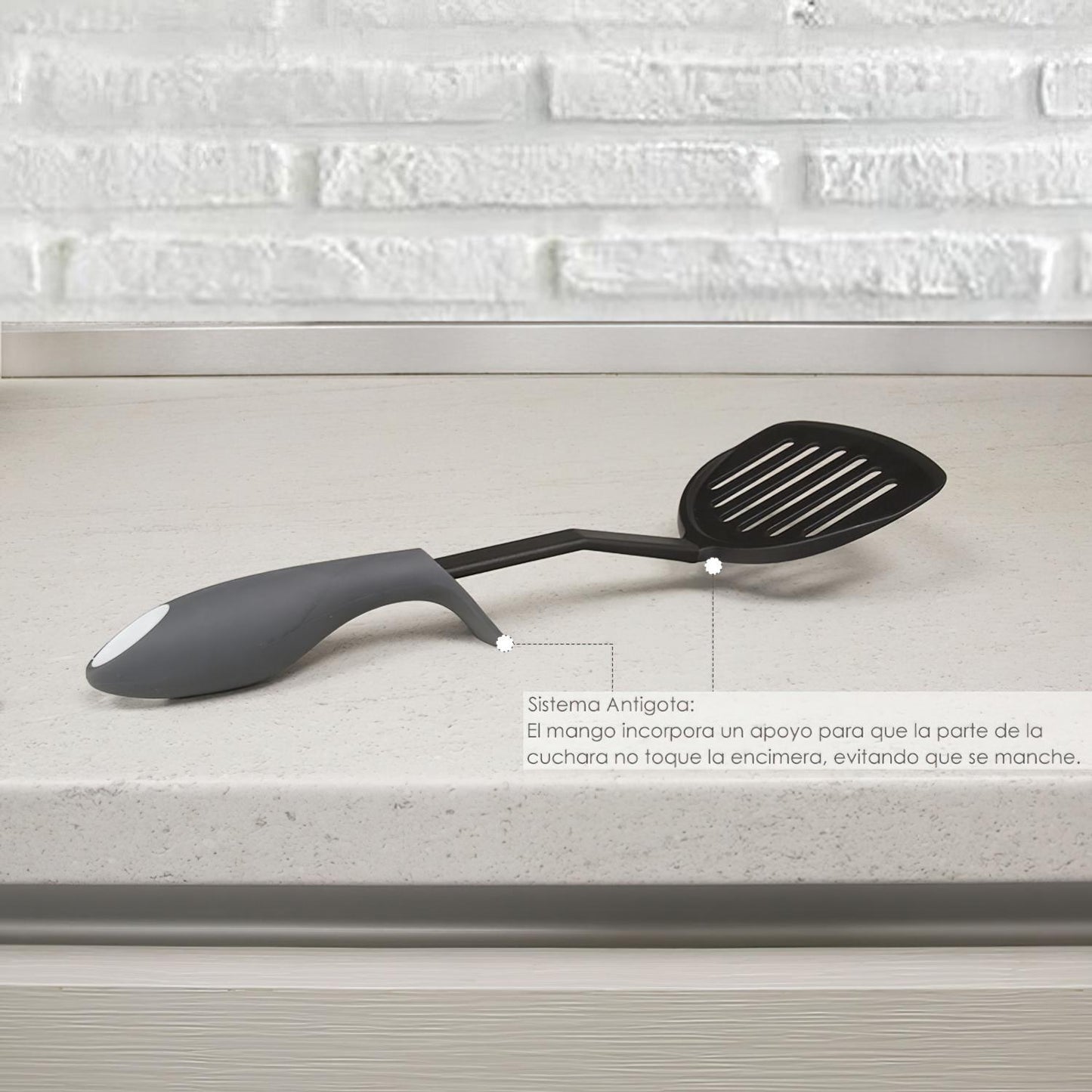 Espatula Rasera Cocina Nylon Con Mango Antigotas Engomado 34,5 X 11 Cm.