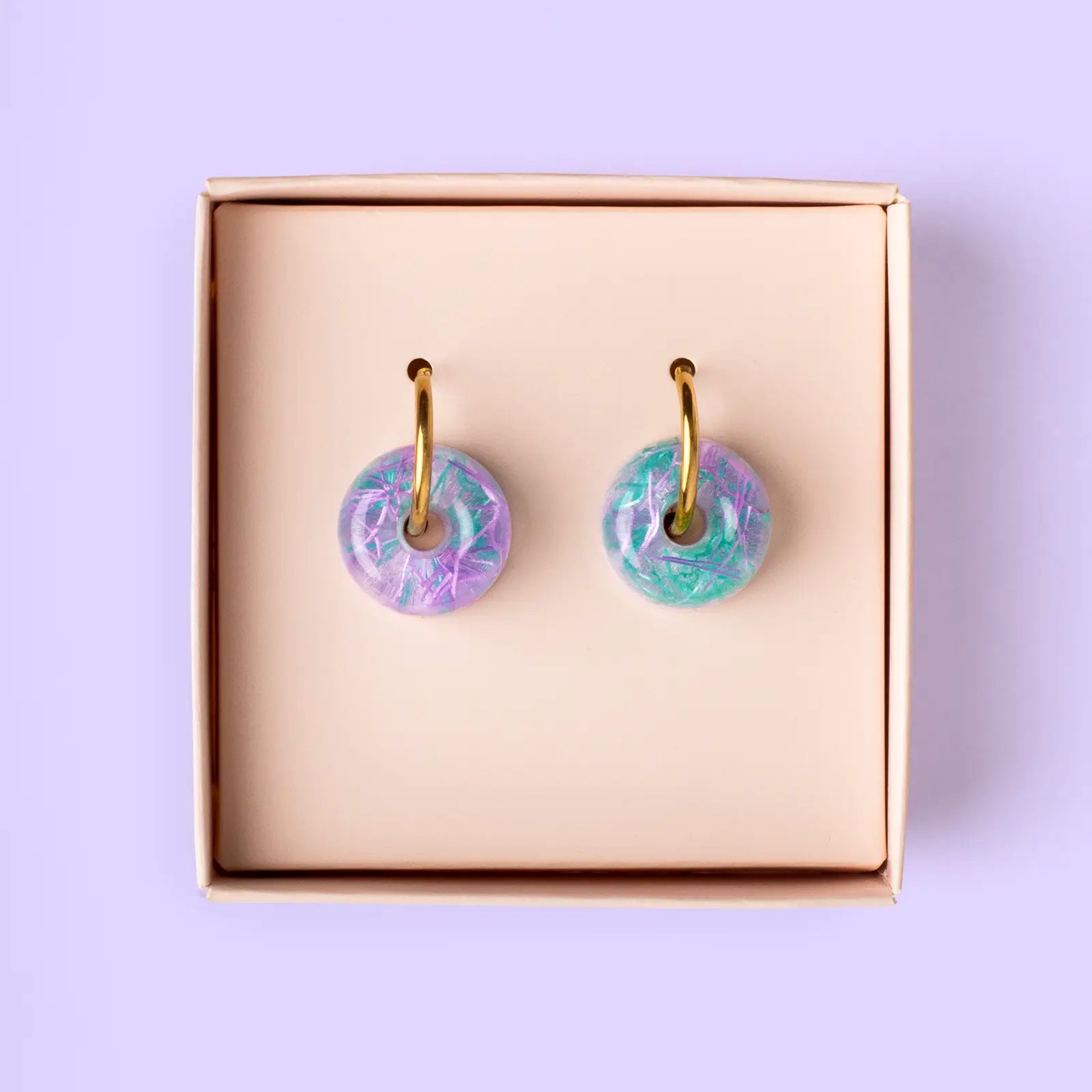 Pendientes de Aro Carnota – Vidrio de Mar y Microplástico Reciclado de Galicia - Nature Vibes_1