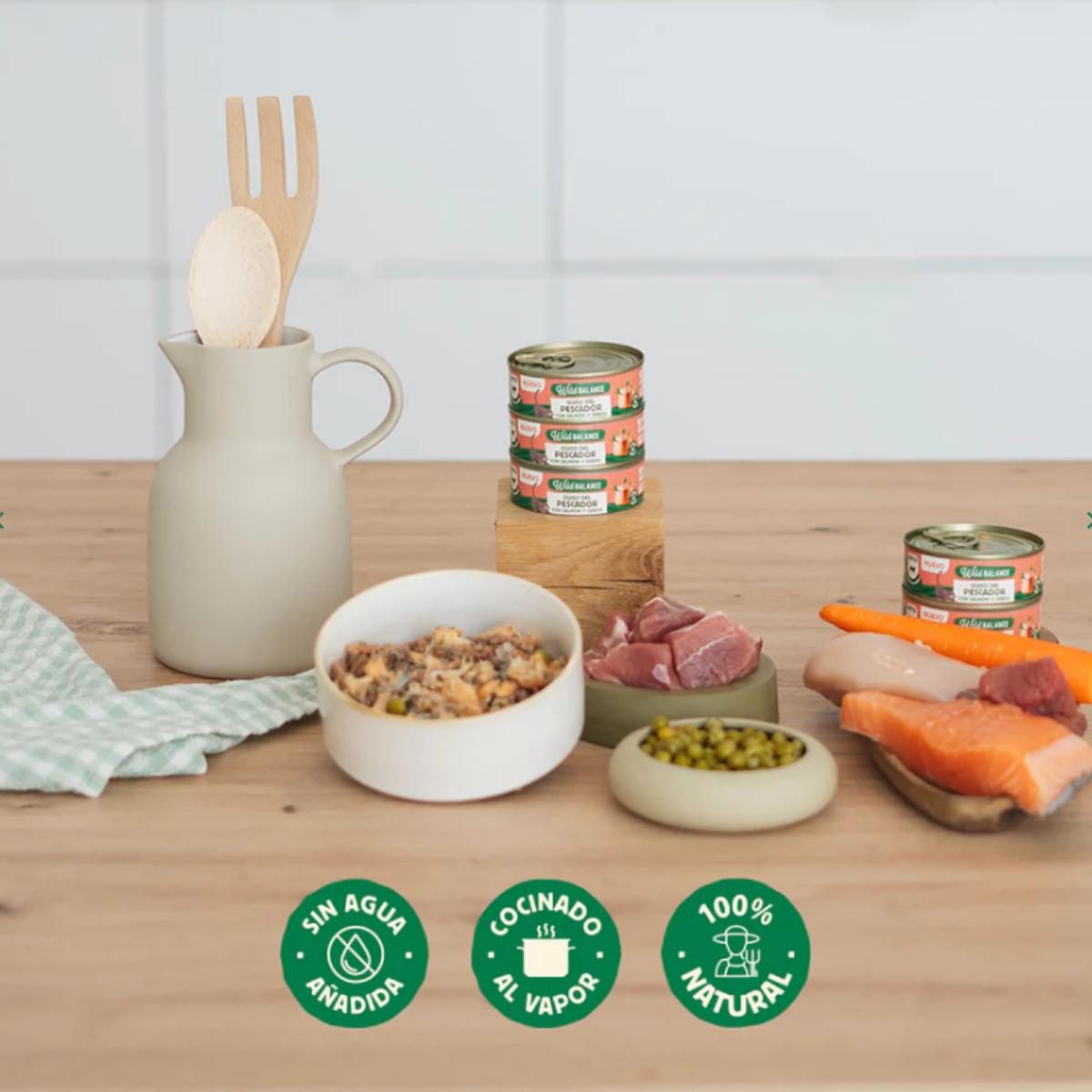 Lata cheia de ensopado de pescador Wild Balance com salmão e porco para gatos 80g