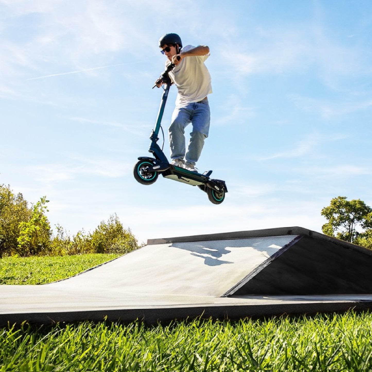 Patinete Eléctrico Con Motor De 1200w (500w Nominal) Y 48v Para Superar Pendientes De Hasta El 15 %. Batería Con Capacidad De 12500 Mah Para Una Aut_1