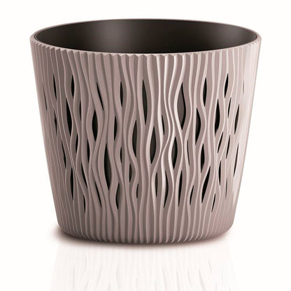 Maceta Redonda De Plastico Sandy Round En Color Mocca 15,8 (largo) X 15,8 (ancho) X 13,8 (alto) Cm