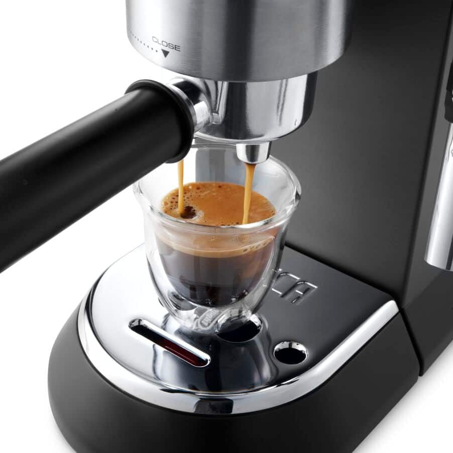 Máquina de café expresso e cappuccino manual Delonghi Dedica Style EC685.BK preta