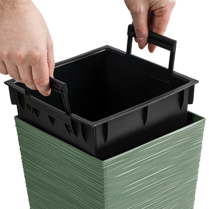 Macetero Color Verde Tierra, Con Depósito, Colección Furu, De 20 X 20 X 38 Cm, Capacidad De 5 L.