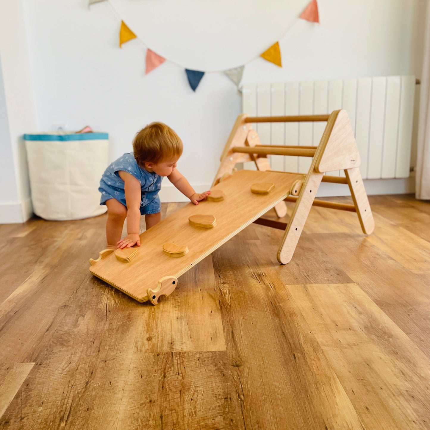 Triángulo De Aprendizaje Pequeño Pikler Plegable Madera + Rampa Listones. Med: 60 X 50 X 55 Cm.tremrl0005. Woodgo.