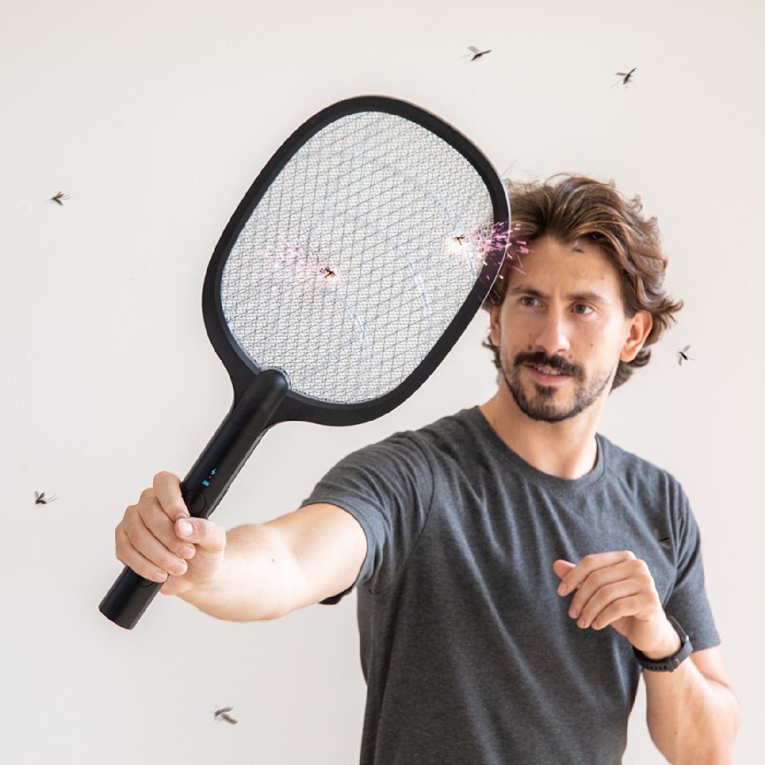 Raqueta Matamoscas Y Mosquitos Eléctrico Portátil Byefly 1000 Paddle. 2 En 1: Matamosquitos Y Lámpara, 3000 V Y Batería De 1200 Mah, Incluye Base Pa_2