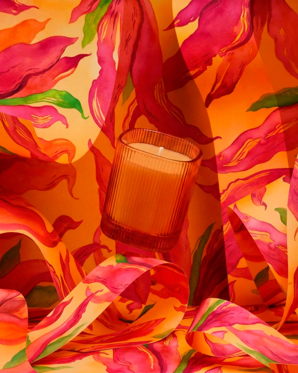 Vela perfumada Oriental Oud en vaso rayado naranja 9x8 cm Roura